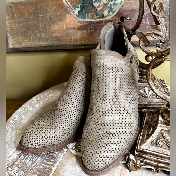 EUC Fergalicuus by Fergie “Erikka” Ankle Bootie in Excellent Condition. Size 7 - Picture 4 of 14